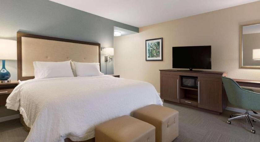 Hampton Inn Бартау Экстерьер фото