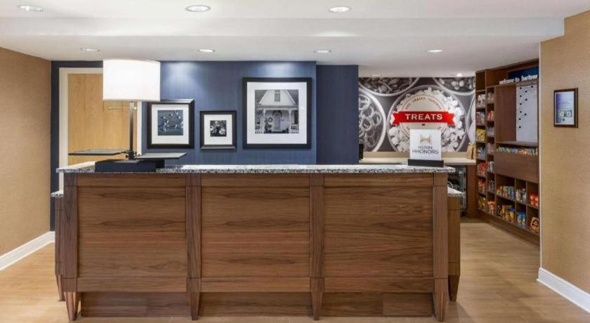 Hampton Inn Бартау Экстерьер фото