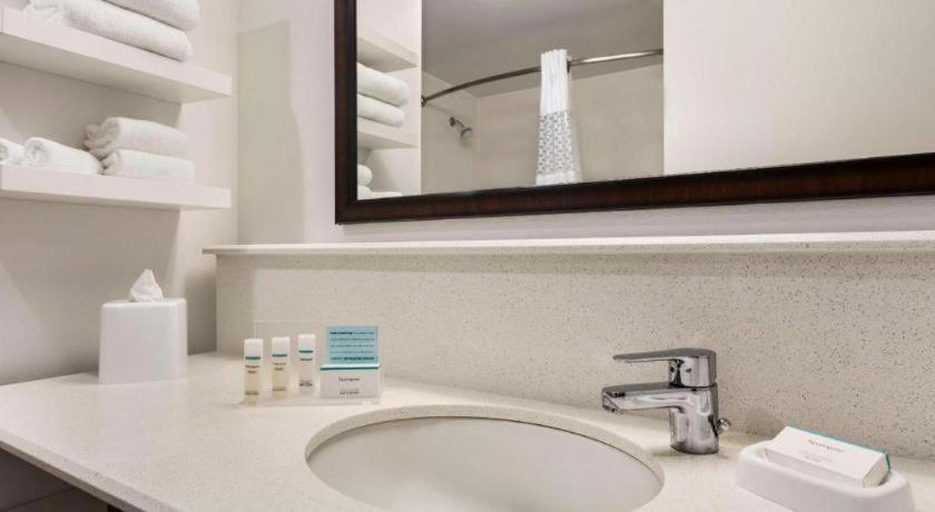 Hampton Inn Бартау Экстерьер фото